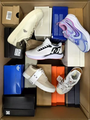 The photo shows a package with footwear in the category BS.