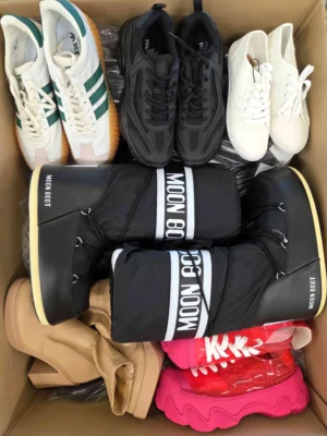The photo shows a package with footwear in the category BSU.