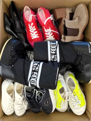 The photo shows a package with footwear in the category BSU.