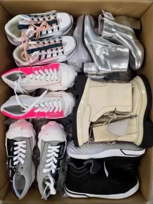 The photo shows a package with footwear in the category BSU.
