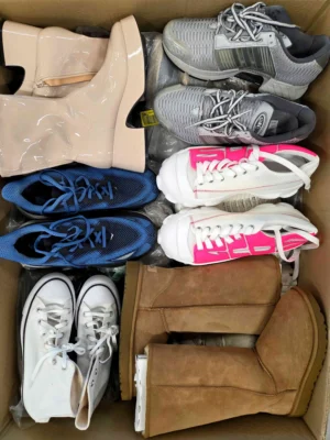 The photo shows a package with footwear in the category BSU.