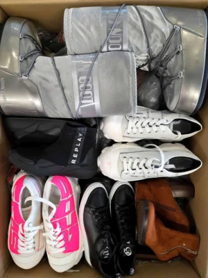 The photo shows a package with footwear in the category BSU.