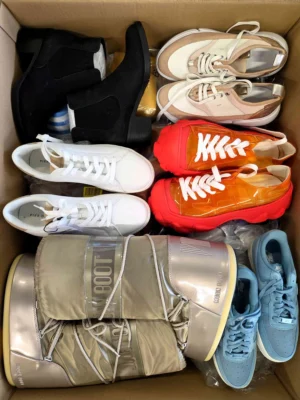 The photo shows a package with footwear in the category BSU.