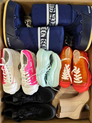 The photo shows a package with footwear in the category BSU.
