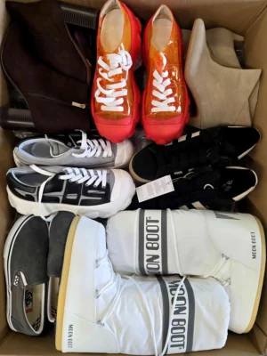 The photo shows a package with footwear in the category BSU.