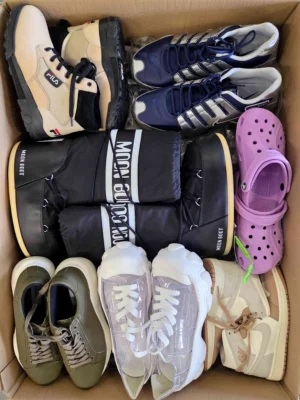 The photo shows a package with footwear in the category BSU.