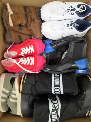 The photo shows a package with footwear in the category BSU.