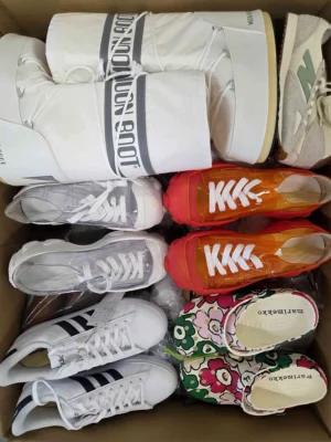 The photo shows a package with footwear in the category BSU.