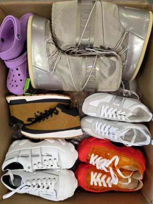 The photo shows a package with footwear in the category BSU.