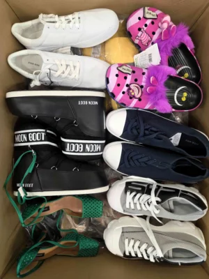 The photo shows a package with footwear in the category BSU.