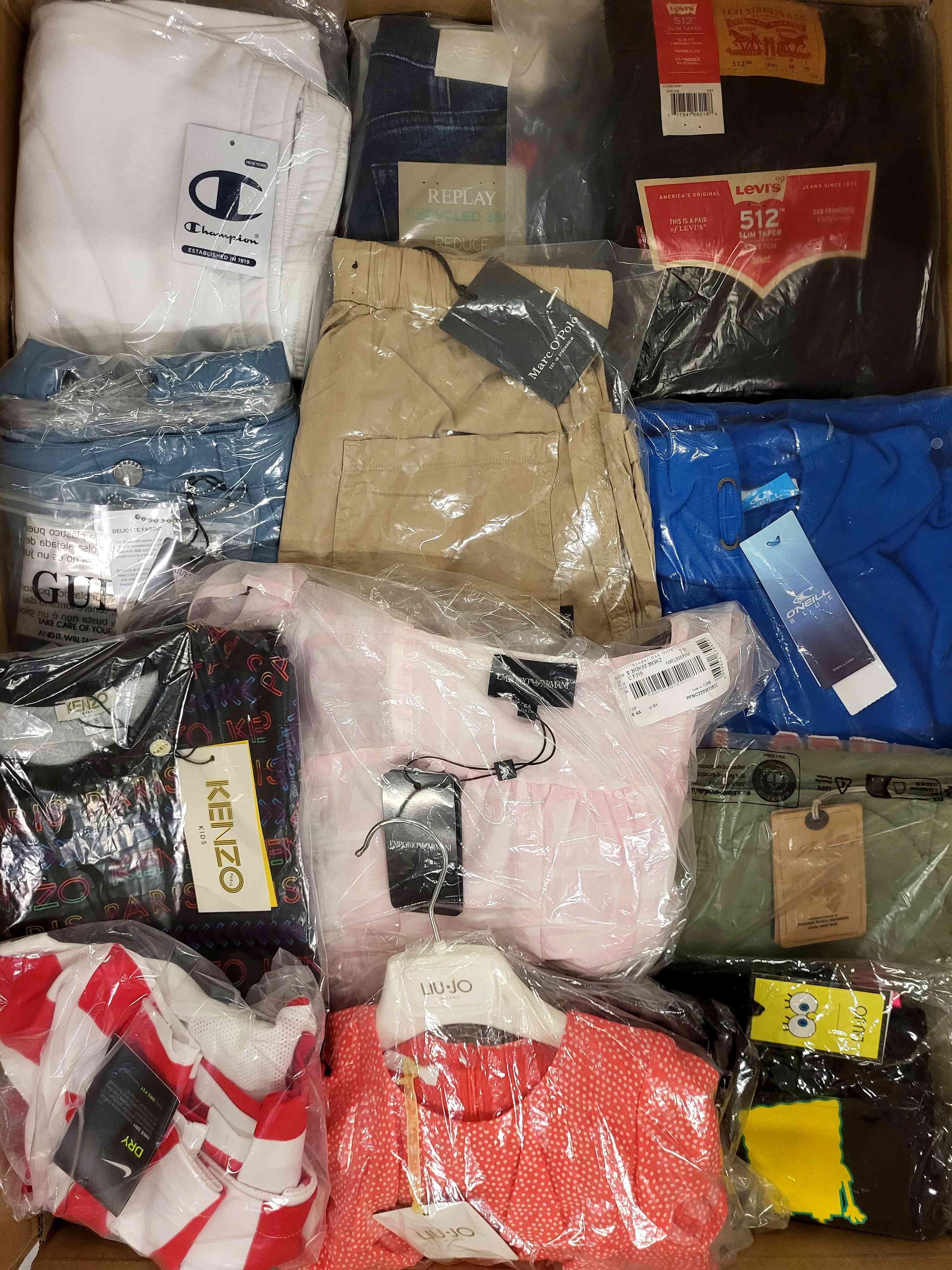 K416 2 The photo shows a package with clothing in the category K.