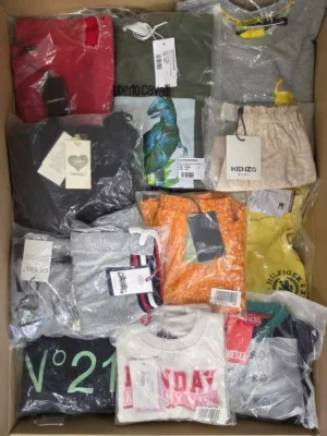 The photo shows a package with clothing in the category K.