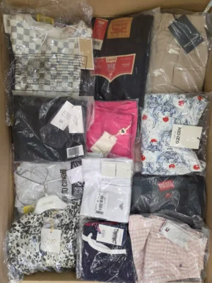The photo shows a package with clothing in the category K.