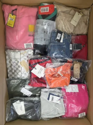 The photo shows a package with clothing in the category K.