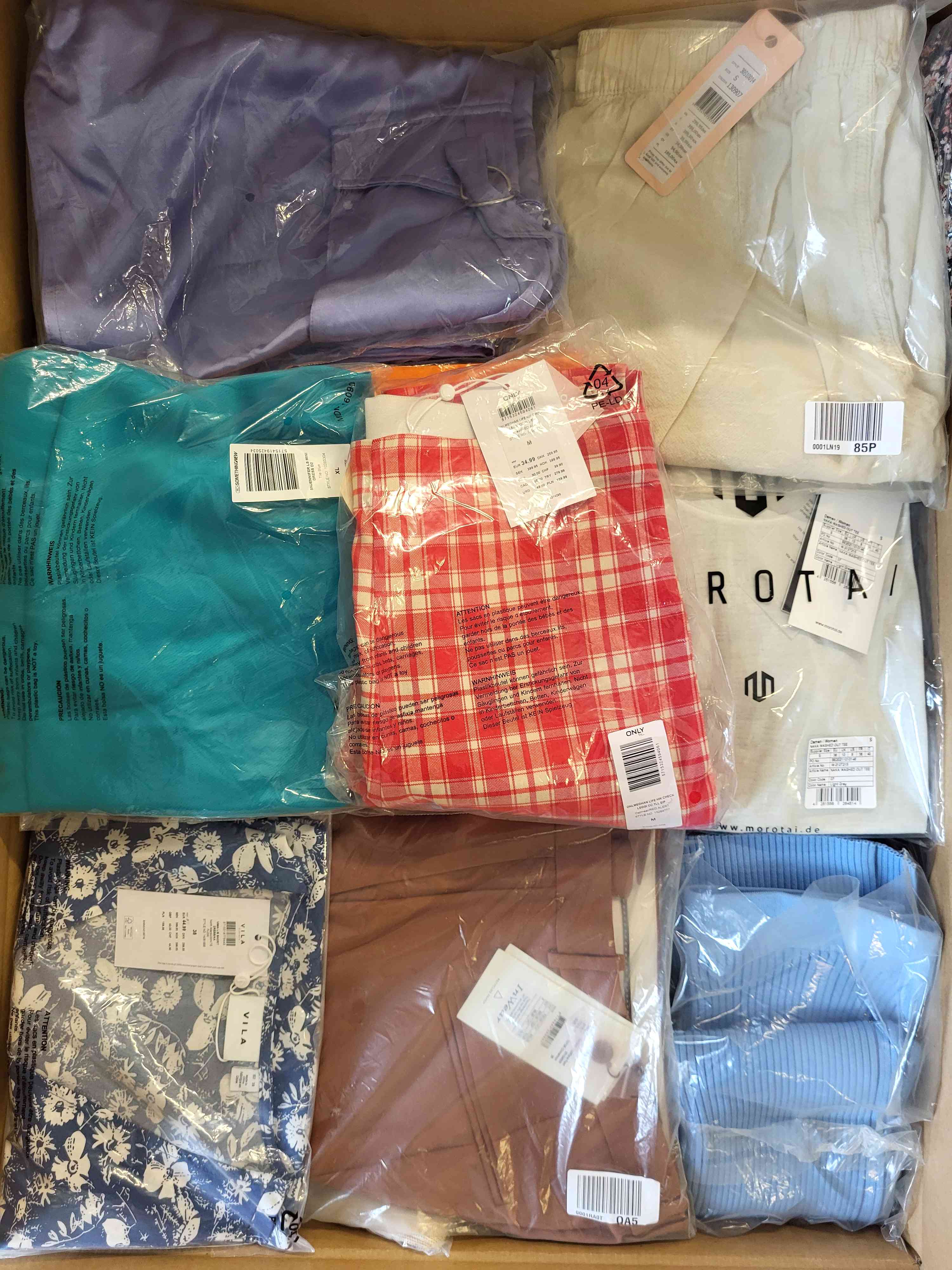 AR465 3 The photo shows a package with clothing in the category AR.