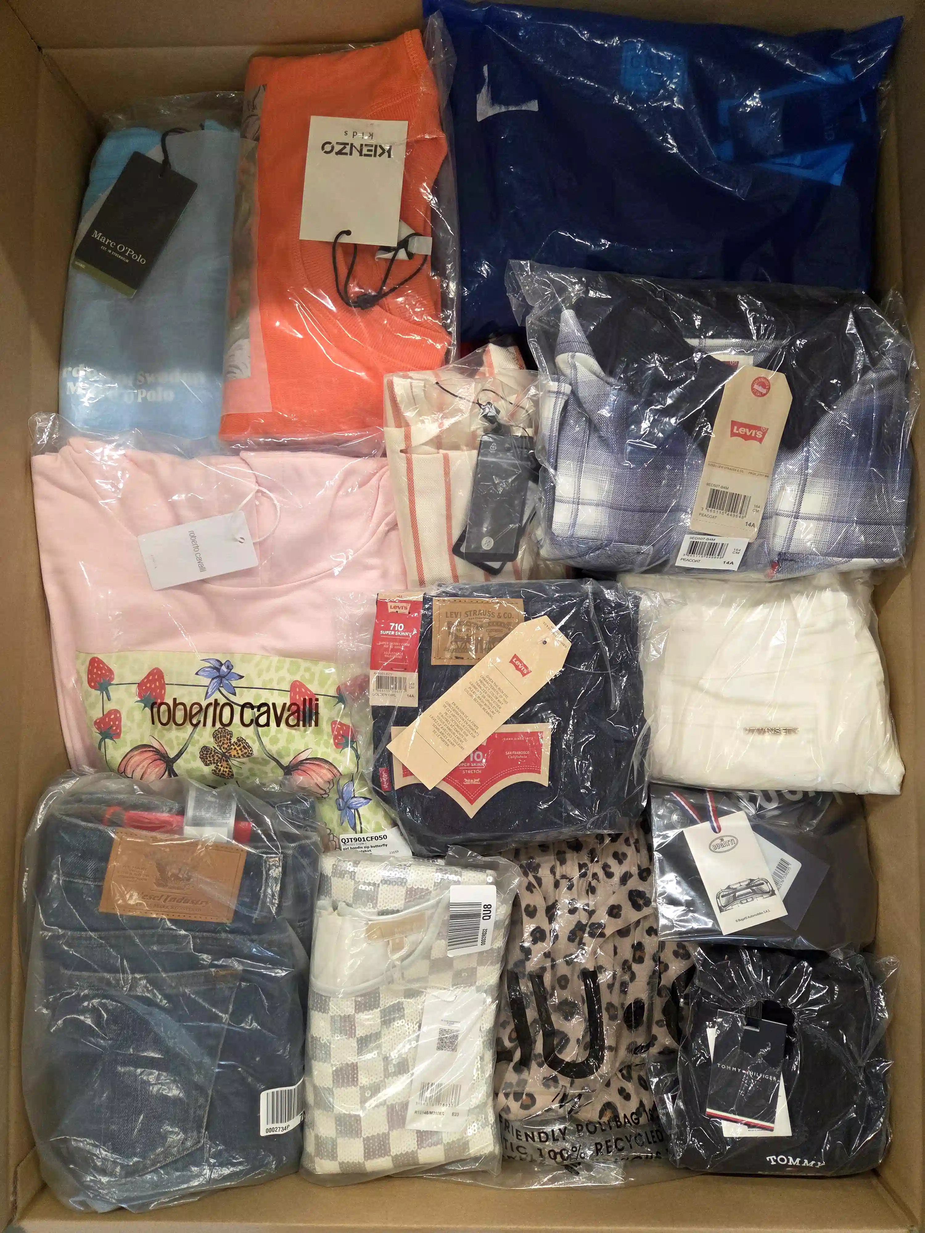 K471 3 The photo shows a package with clothing in the category K.