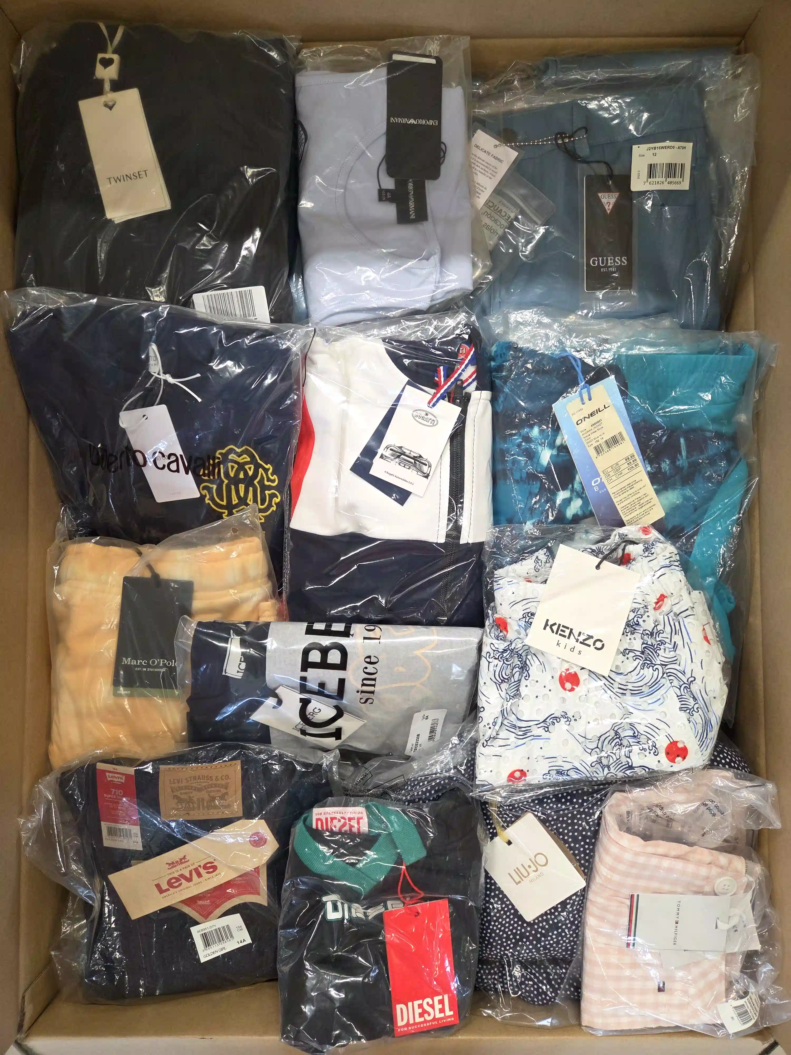 K475 3 The photo shows a package with clothing in the category K.
