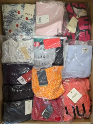 The photo shows a package with clothing in the category K.