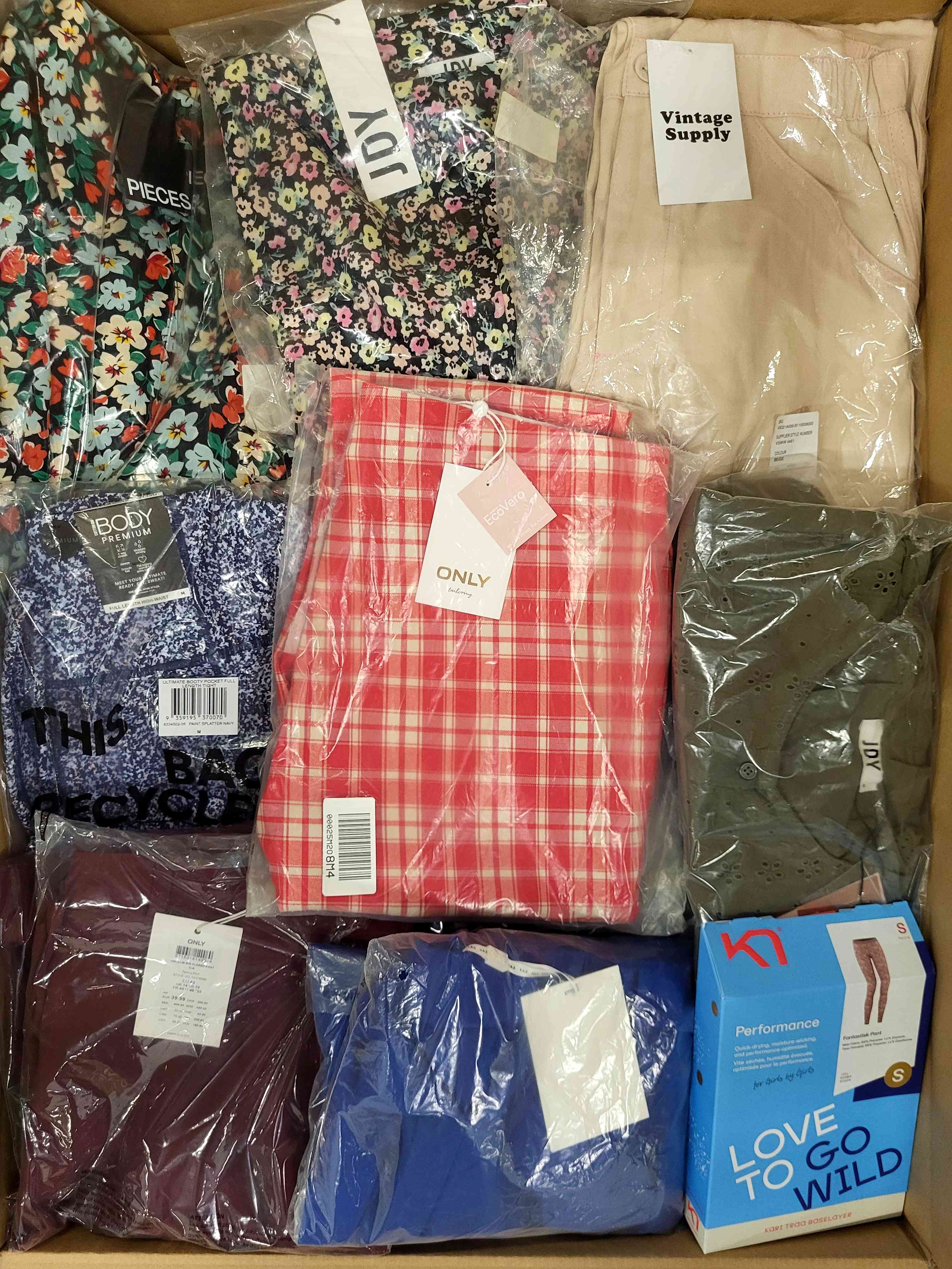 AR540 3 The photo shows a package with clothing in the category AR.