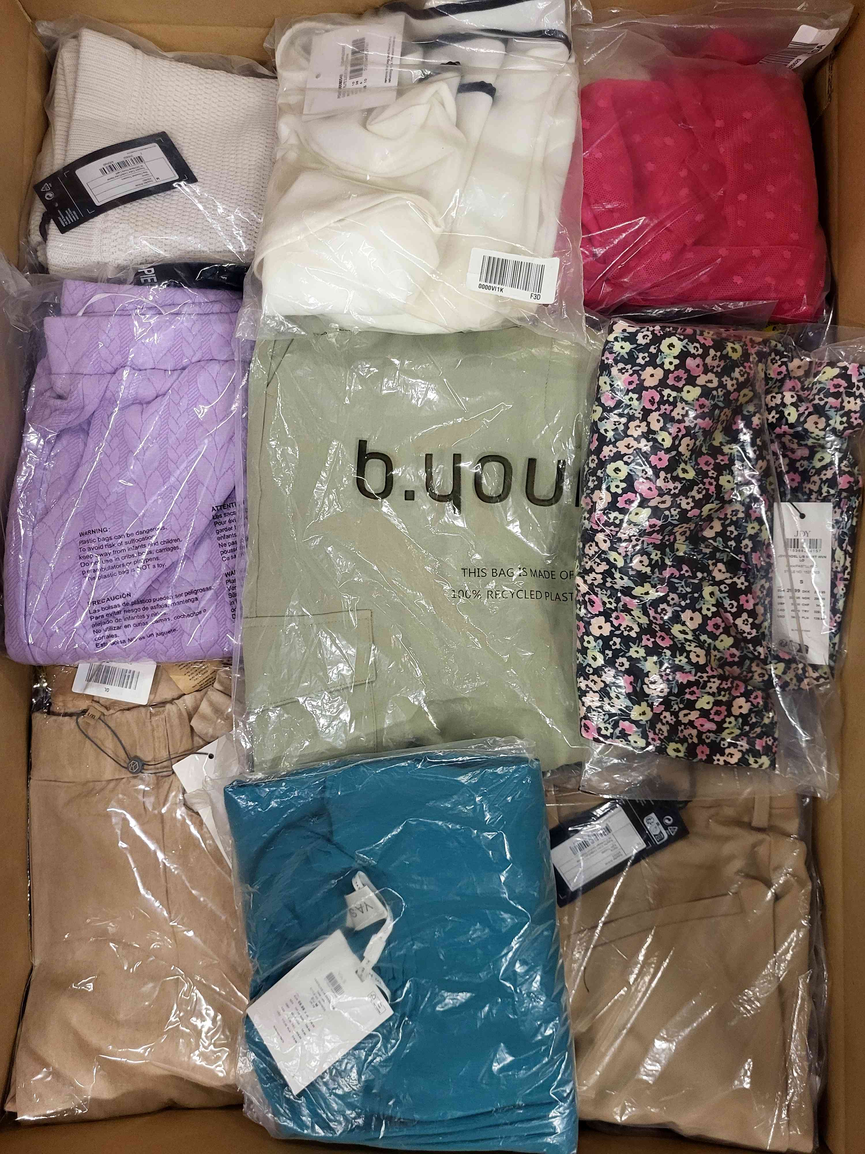 AR546 3 The photo shows a package with clothing in the category AR.