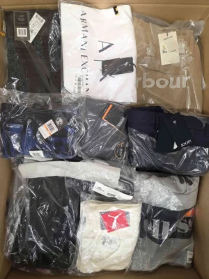 The photo shows a package with clothing in the category AM.
