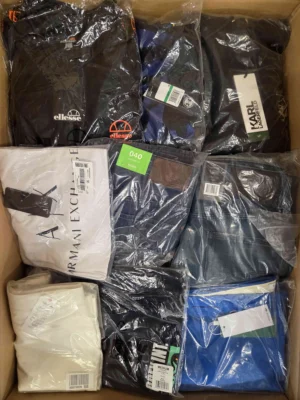 The photo shows a package with clothing in the category AM.