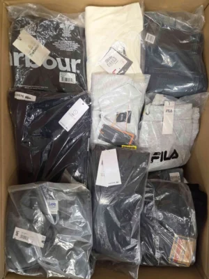 The photo shows a package with clothing in the category AM.