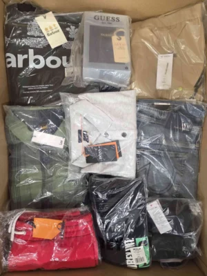 The photo shows a package with clothing in the category AM.