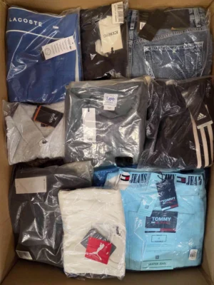 The photo shows a package with clothing in the category AM.