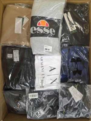 The photo shows a package with clothing in the category AM.