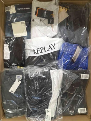 The photo shows a package with clothing in the category AM.
