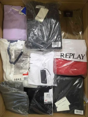 The photo shows a package with clothing in the category AM.