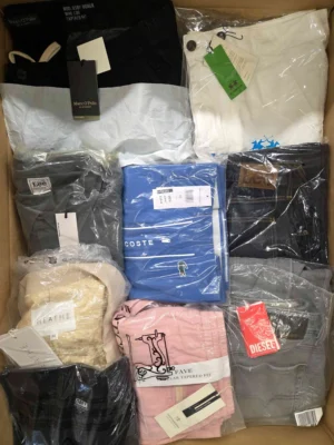 The photo shows a package with clothing in the category AM.