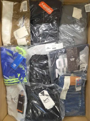 The photo shows a package with clothing in the category AM.