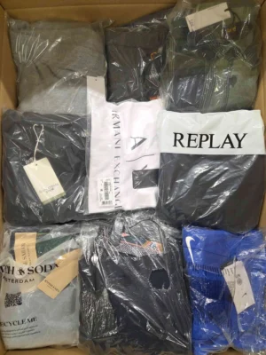The photo shows a package with clothing in the category AM.