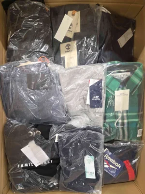 The photo shows a package with clothing in the category AM.