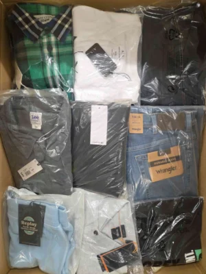 The photo shows a package with clothing in the category AM.