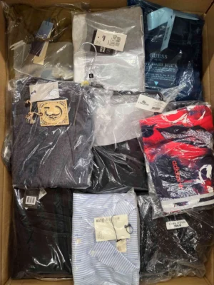 The photo shows a package with clothing in the category AM.