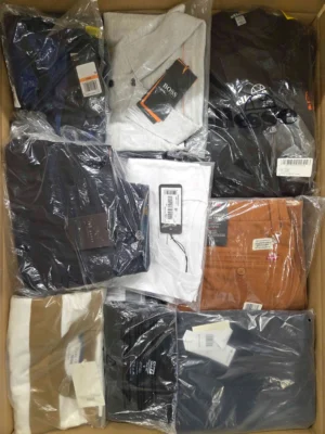 The photo shows a package with clothing in the category AM.