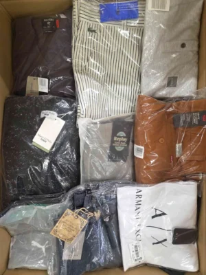The photo shows a package with clothing in the category AM.