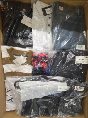 The photo shows a package with clothing in the category AM.