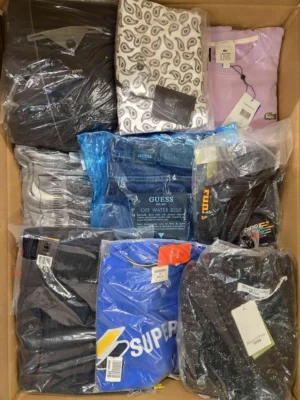 The photo shows a package with clothing in the category AM.
