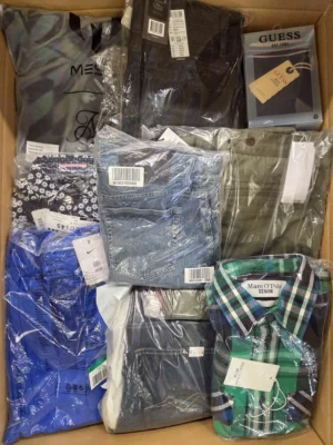 The photo shows a package with clothing in the category AM.