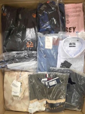 The photo shows a package with clothing in the category AM.