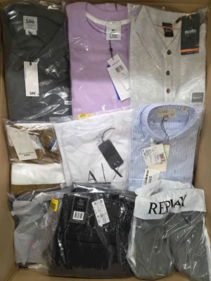 The photo shows a package with clothing in the category AM.