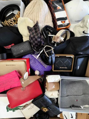 The picture shows a package with accessories in the category AC.