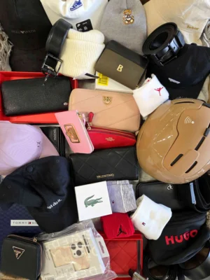 The picture shows a package with accessories in the category AC.