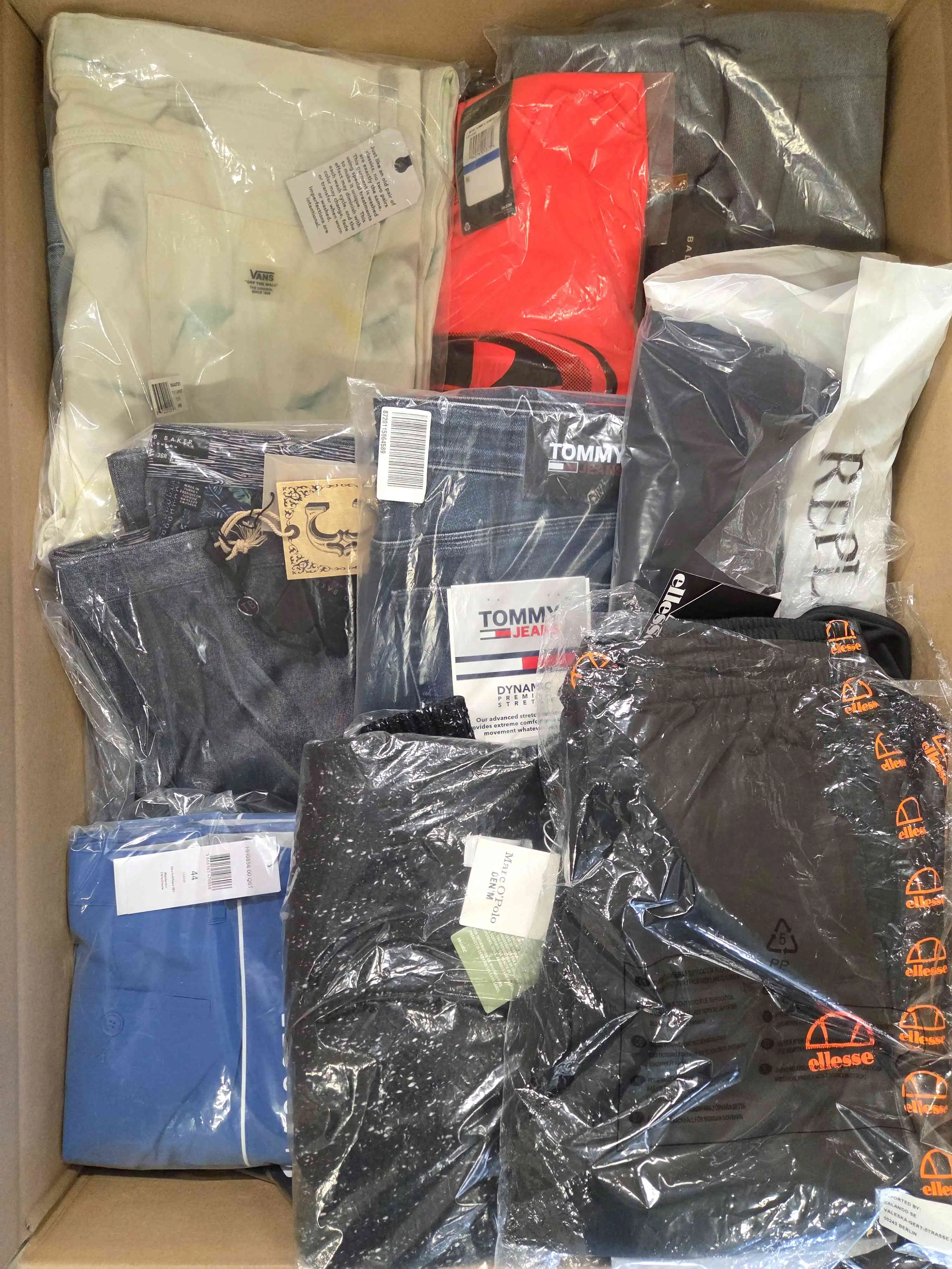 AM599 3 The photo shows a package with clothing in the category AM.