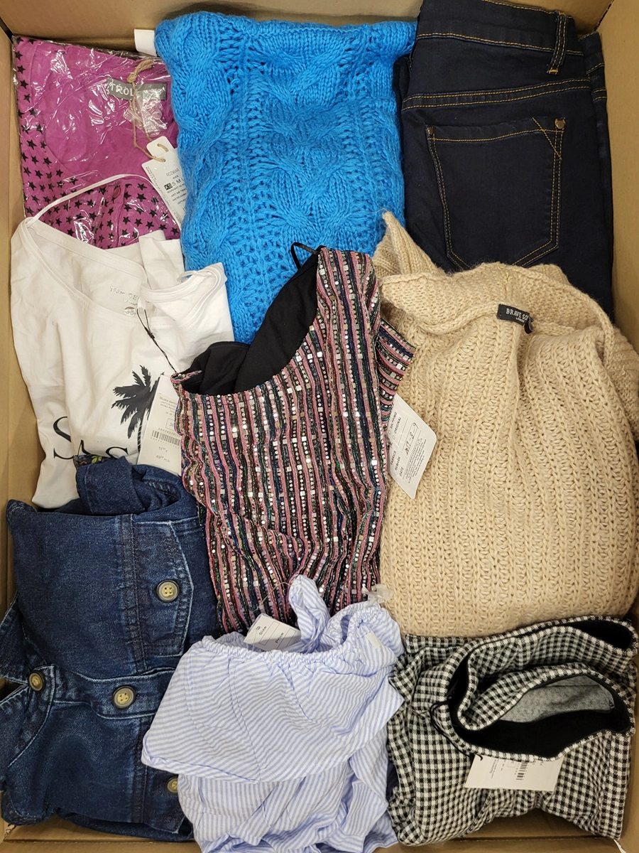 TSC653 3 The photo shows a package with clothing in the category TSC.