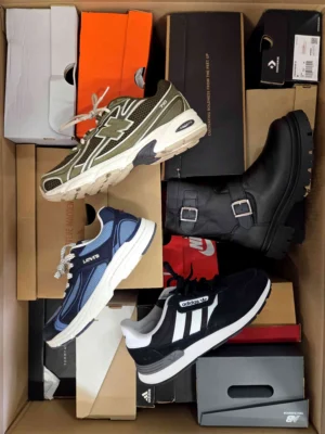 The photo shows a package with footwear in the category CS.